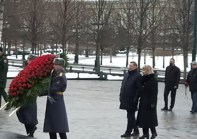 Сергей Иванов и Елена Цунаева возлагают венок от общественной организации «Поисковое движение России» 