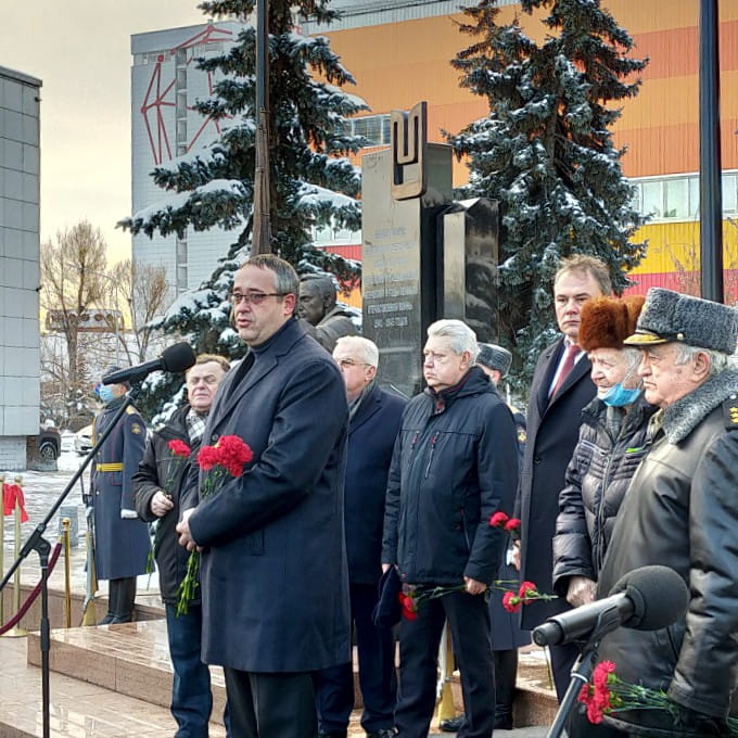 Выступление пред­се­дате­ля Московской гордумы А. В. Шапошникова на церемонии открытия памятника рабочим АЗЛК