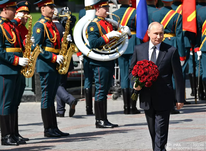 Президент России Владимир Путин на торжественной церемонии в Александровском саду