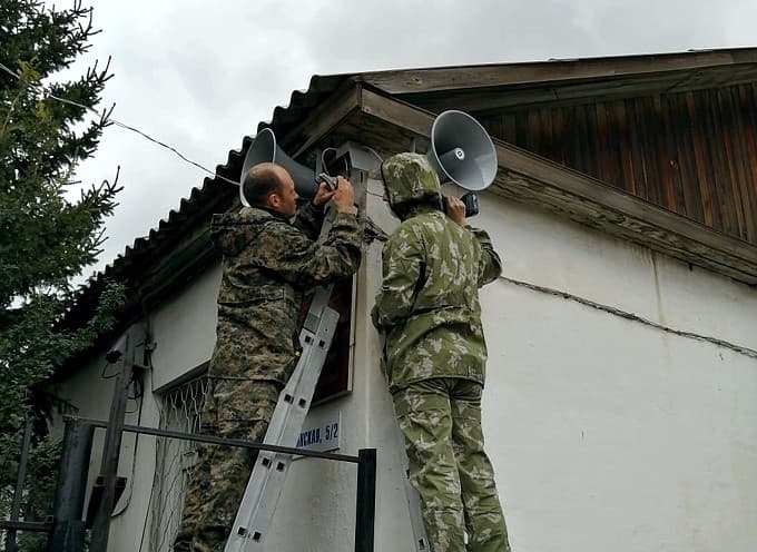 Пилотная зона оповещения развёрнута в Республике Бурятия -- Начальник отдела разработчиков интеграционных систем Управления реализации проектов Андрей Тихонов и главный специалист отдела опытного производства и монтажа Управления разработок Виталий Исаков провели работы по монтажу и пуско-наладке оборудования пилотной зоны